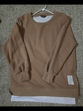 chic Women's Crewneck Sweatshirt in Camel Brown